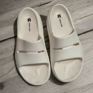❤️🎀 EUC All in Motion White Women's Slide Sandals